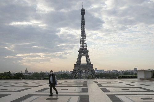 4月24日，一名戴口罩的男子走过巴黎埃菲尔铁塔附近的特罗卡德罗广场。（美联社）