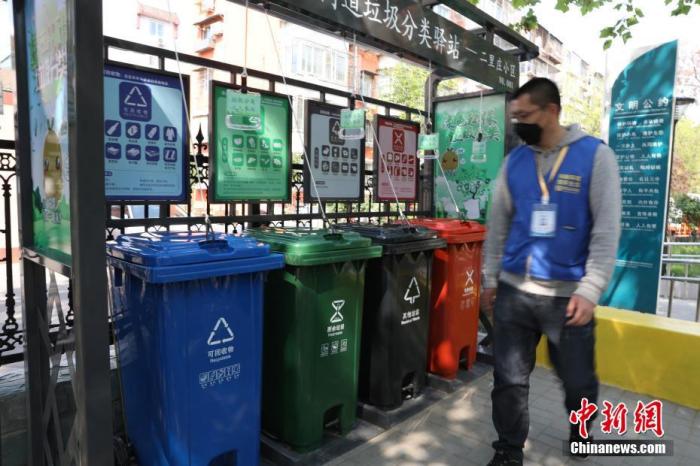 北京市海淀区二里庄社区内设立的分类垃圾箱。 中新社记者 蒋启明 摄