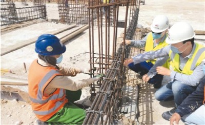 中铁十八局沙特公司萨拉曼国王能源城房建项目施工现场。 伍 振摄