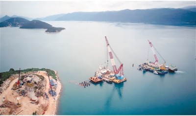 由中国路桥公司承建的克罗地亚佩列沙茨大桥,目前已全面进入水上施工阶段。 新华社记者 高 磊摄