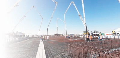 中铁十八局沙特公司萨拉曼国王能源城房建项目施工现场。　　伍 振摄