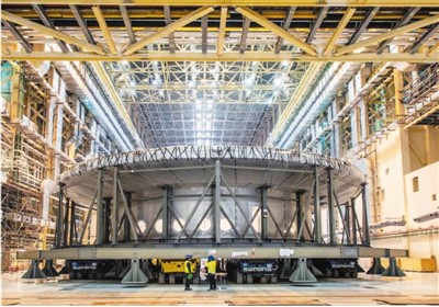 国际热核聚变实验堆（ITER）杜瓦底座吊装安装现场。中核集团ITER项目部供图