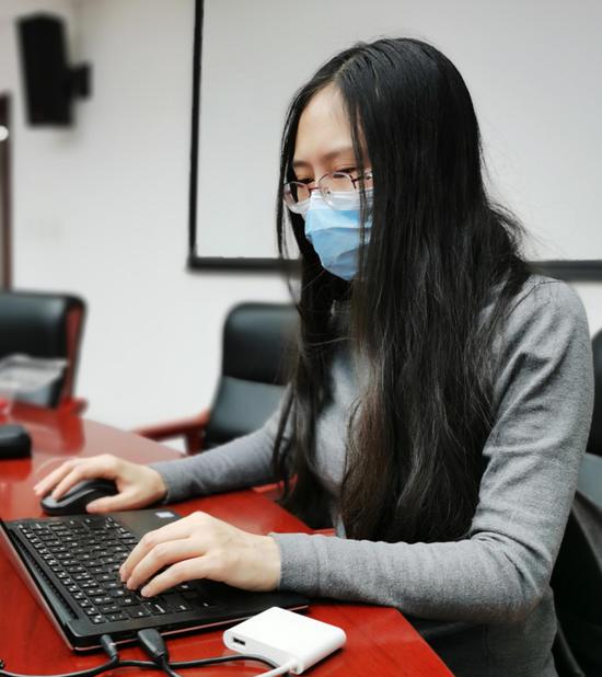 刘珏正在分析资料,撰写报告。受访者供图