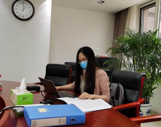 刘珏正在分析资料，撰写报告。受访者供图