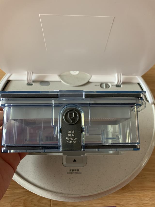 美的扫拖地机器人,用遥控器操作的智能家居更适合老人?