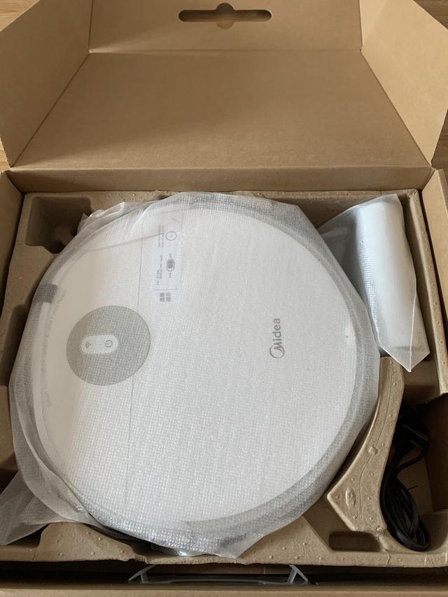 美的扫拖地机器人,用遥控器操作的智能家居更适合老人?