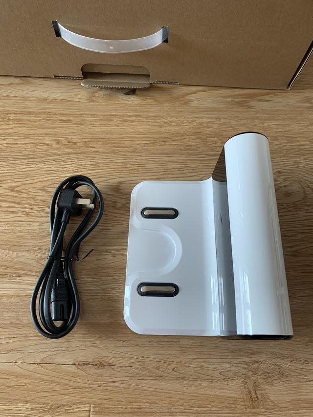 美的扫拖地机器人,用遥控器操作的智能家居更适合老人?