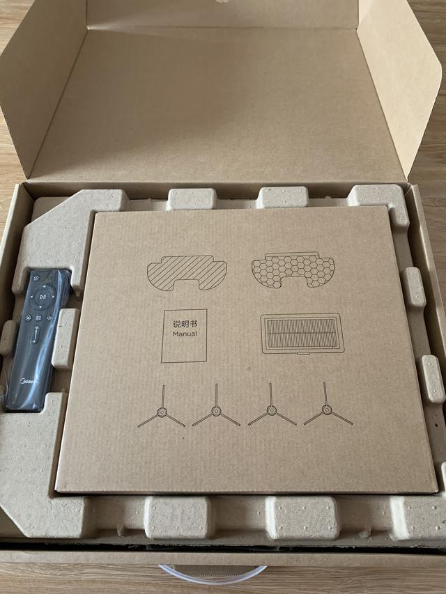 美的扫拖地机器人,用遥控器操作的智能家居更适合老人?