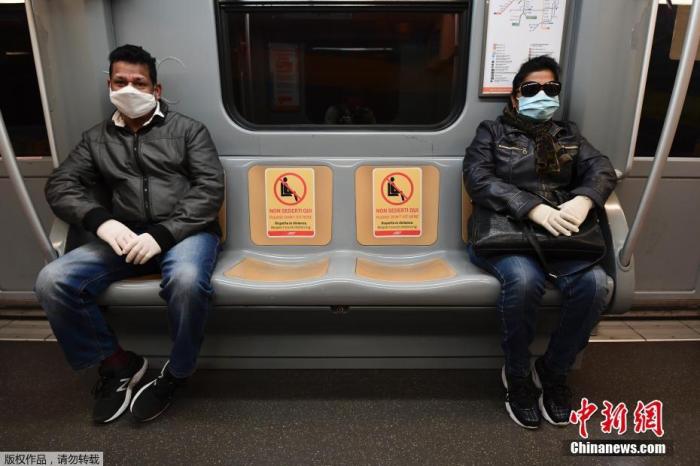 当地时间4月28日，意大利罗马的地铁上已经贴上安全距离标识，提醒乘客在疫情期间乘坐地铁时保持一定的安全距离。