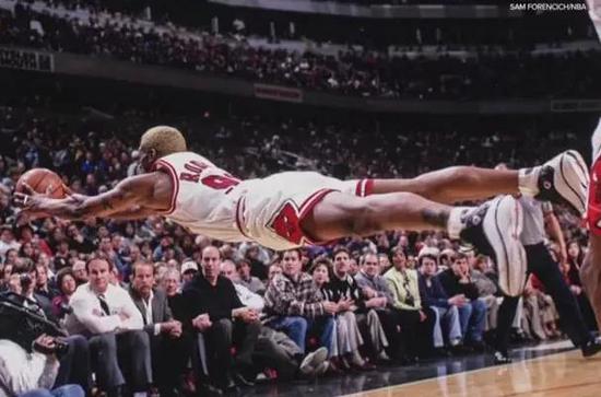 罗德曼不可思议的救球，成为NBA史上经典一幕