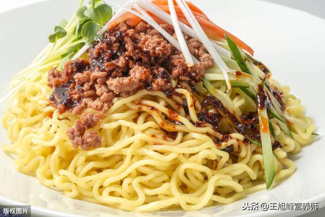 为什么很多人吃面一定要加蒜,加蒜有什么好处?