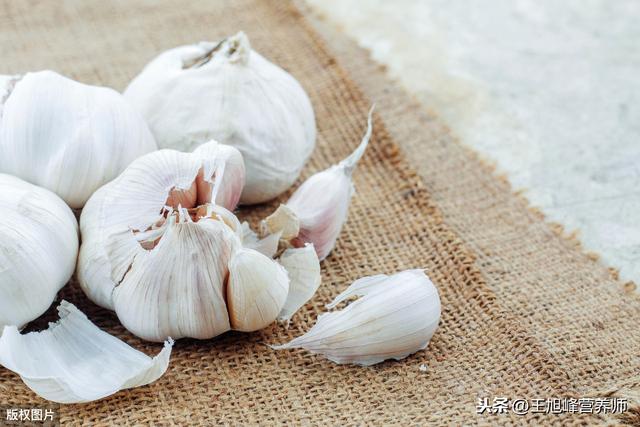 为什么很多人吃面一定要加蒜,加蒜有什么好处?