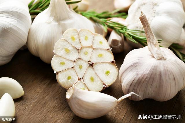 为什么很多人吃面一定要加蒜,加蒜有什么好处?