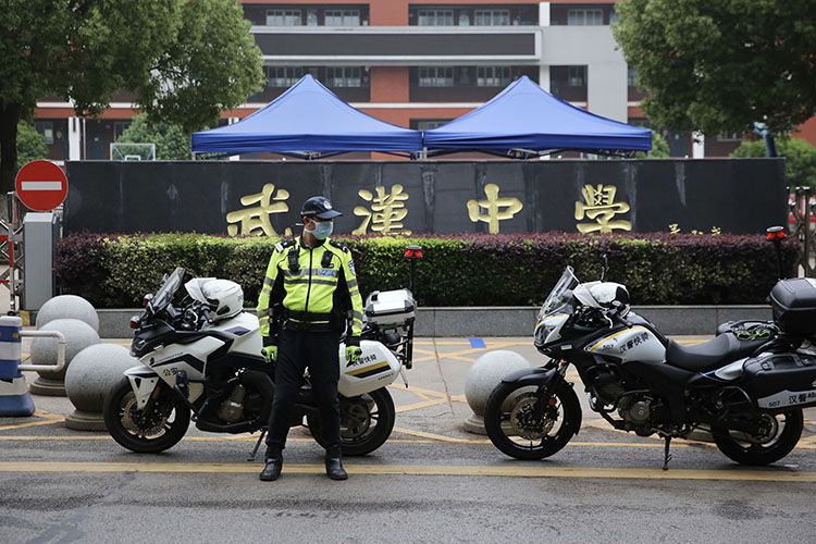  7时许，武汉中学，交警在校门外指挥交通。