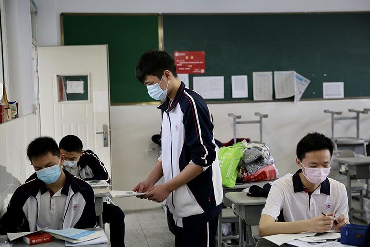 班委收集同学们疫情期间的学习资料。