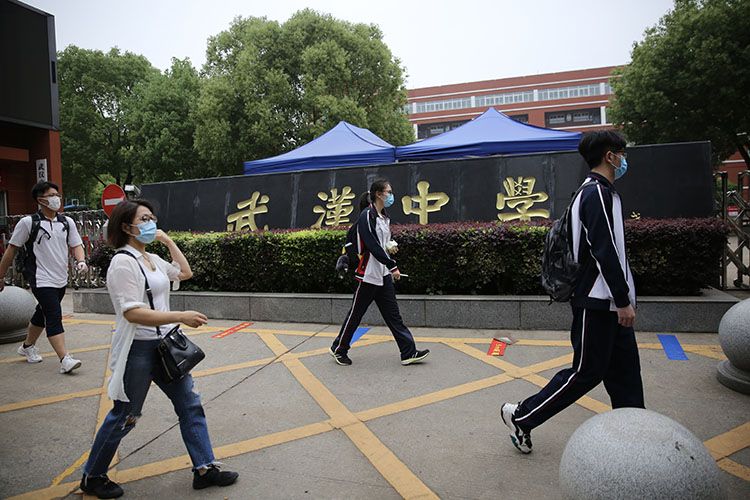 7时许,身着校服高三学生陆续来到学校。