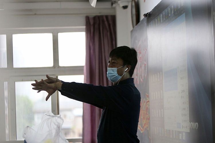 老师向高三学生强调正确洗手的方法。