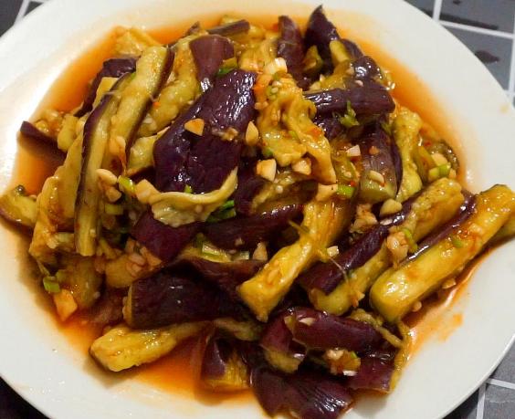炒茄子时,别直接下锅炒,耍个小聪明,茄子不发黑,不吸油还入味