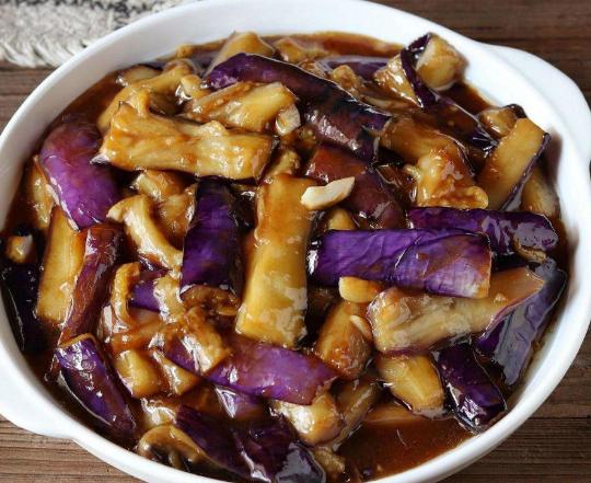 炒茄子时,别直接下锅炒,耍个小聪明,茄子不发黑,不吸油还入味
