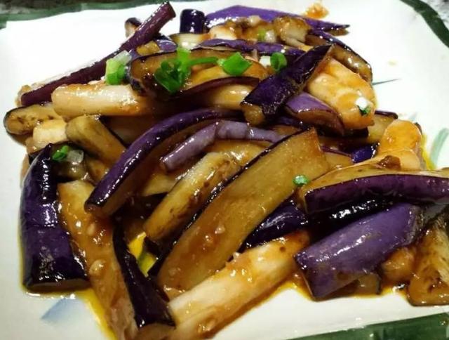 炒茄子时,别直接下锅炒,耍个小聪明,茄子不发黑,不吸油还入味