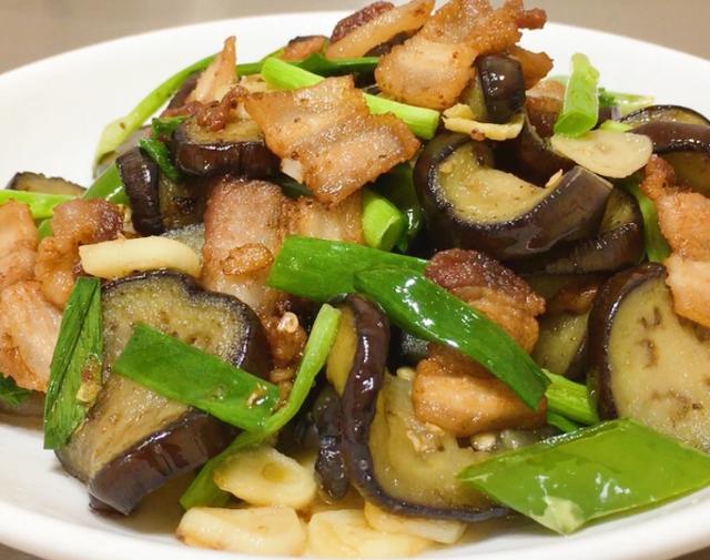 炒茄子时,别直接下锅炒,耍个小聪明,茄子不发黑,不吸油还入味