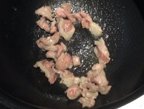 炒茄子时,别直接下锅炒,耍个小聪明,茄子不发黑,不吸油还入味