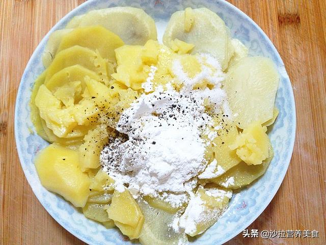 土豆别总炒土豆丝,教你个新吃法,不油炸,出锅连吃8个不过瘾