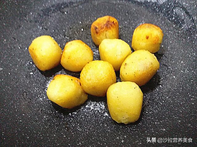 土豆别总炒土豆丝,教你个新吃法,不油炸,出锅连吃8个不过瘾