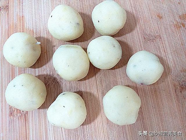 土豆别总炒土豆丝,教你个新吃法,不油炸,出锅连吃8个不过瘾