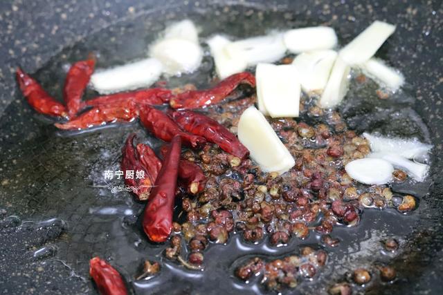 做酸菜鱼，鱼片直接下锅就毁了！教你正确做法，鱼片鲜嫩不散不碎