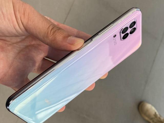 从2199降至1599,华为8+128GB中端机,4个月跳水成高性价比千元机