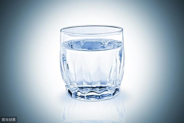 中老年人多喝水虽好，但要注意3点事项