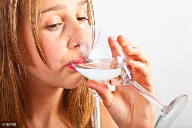 中老年人多喝水虽好，但要注意3点事项