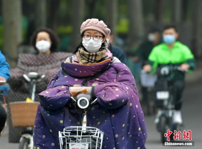 5月5日，河北石家庄市民“捂装”出行。当日，受冷空气影响，河北全省迎来降温天气。 中新社记者 翟羽佳 摄