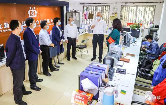 与街区干部深入交流