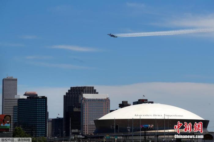 当地时间5月6日，美国海军“蓝天使”飞行表演队飞过新奥尔良市区上空致敬医护人员。