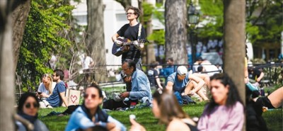 5月3日，人们在美国纽约华盛顿广场公园享受阳光。当日，温暖天气吸引大量纽约市民到公园休闲，增加了“佩戴口罩”和“保持社交距离”等防疫措施的执行难度。郭 克摄 （新华社发）