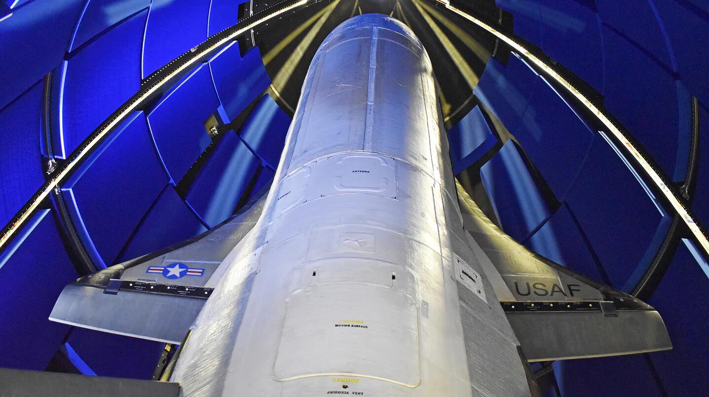  安装在火箭整流罩内的X-37B太空战机