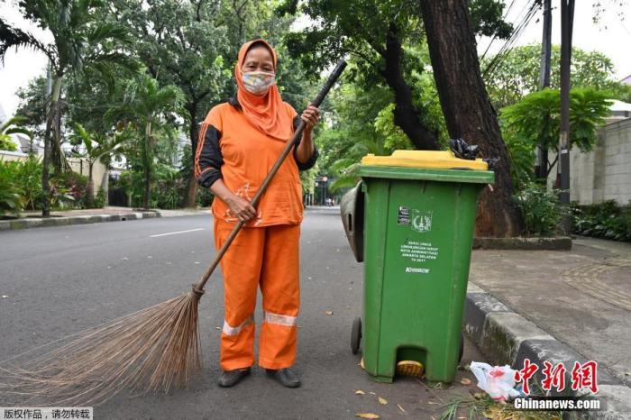 图为疫情下印尼街头的清洁工。