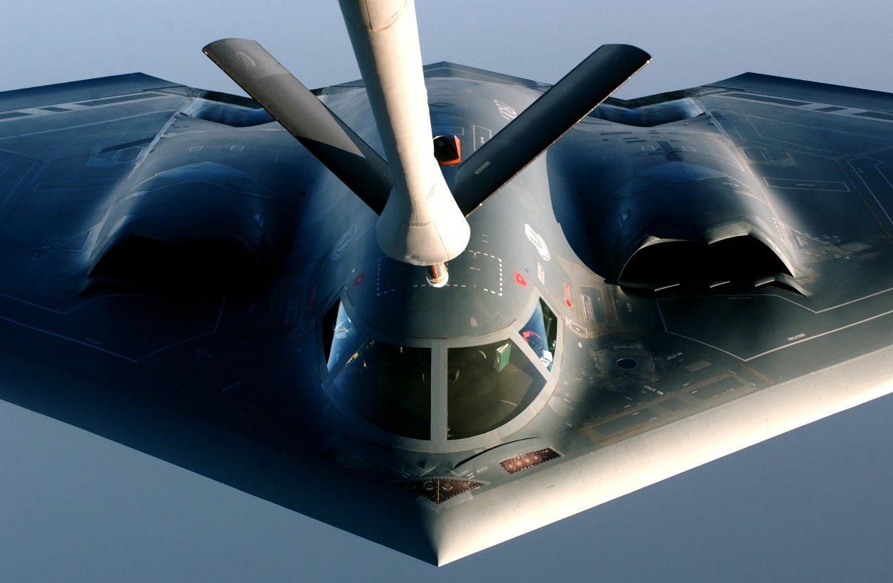 美空军B-2A战略轰炸机空中加油