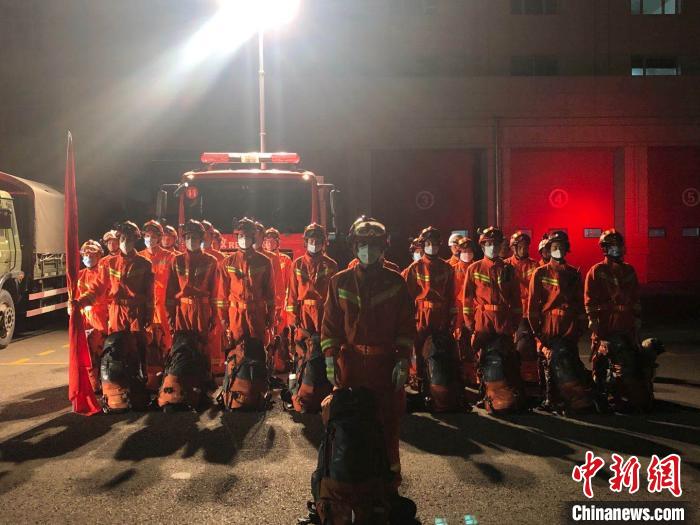 图为克拉玛依消防救援支队人员集结待命。　克拉玛依消防救援支队供图