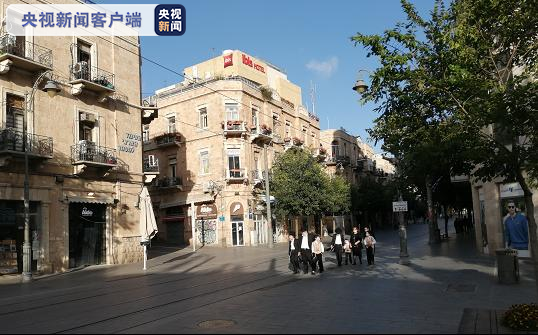△戴口罩的正统犹太人家庭走在耶路撒冷市中心街头