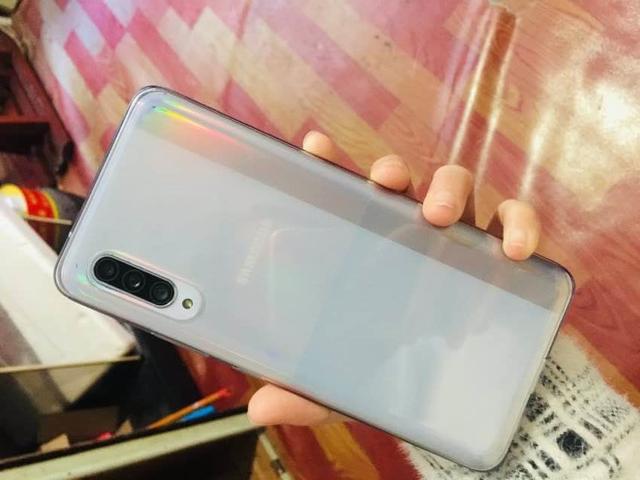 从4499跌至2899,三星5G+4500mAh,网友:终于等到了