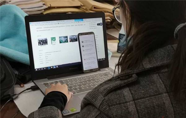 西北民族大学举办2020届毕业生春季线上双选会，一位毕业生正在浏览相关信息。 图片来源 中国甘肃网
