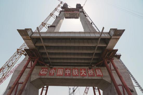 4月29日，赤壁长江大桥两座主塔封顶 新华社资料图片