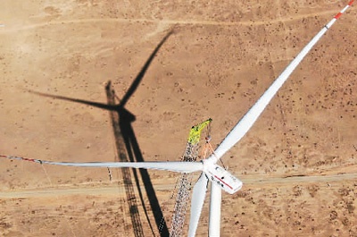 图为5月1日，在青海省海南州共和县的国家电投黄河公司风力发电项目建设现场，风力发电机组在吊装。新华社记者 张宏祥摄