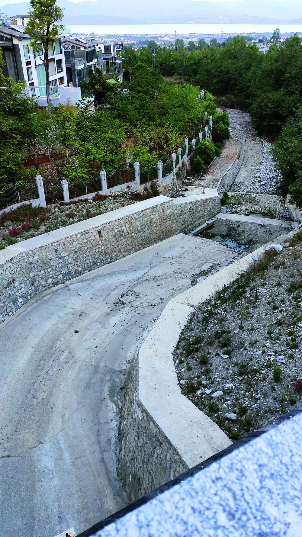 水泥硬化完成后的黑龙溪。图/受访者提供