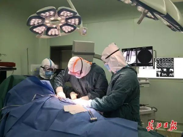 4月1日，武汉市第四医院武胜路院区手术室恢复平诊手术。医院供图