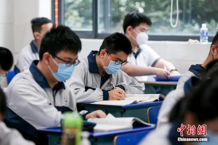 资料图:5月6日,武汉市第二中学高三学生戴着口罩上课。中新社记者 张畅 摄