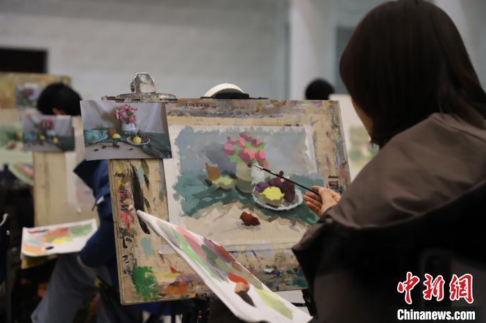 资料图：2019年11月28日，2020届宁夏艺考美术模拟联考举行。胡俊 摄